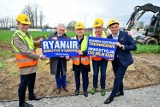 Wielka inwestycja Ryanaira w Krakowie. Pierwsze łopaty koło lotniska w Balicach wbite, budowa ruszyła. Powstanie tu supernowoczesne centrum