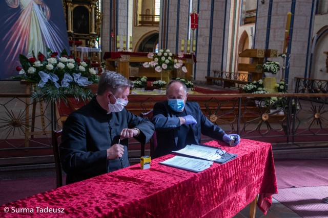 Umowę podpisał proboszcz kolegiaty ks. dr Janusz Posadzy oraz Jerzy Hołojuch, prezes zarządu firmy Konsart w Szczecinie.