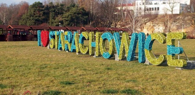 Już stoi napis „I love Starachowice”, w sąsiedztwie Jarmarku Bożonarodzeniowego.