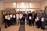 Władze gminy doceniły najzdolniejszą młodzież z Olkusza i okolic. Stypendia burmistrza miasta i gminy 2022. Zobaczcie zdjęcia