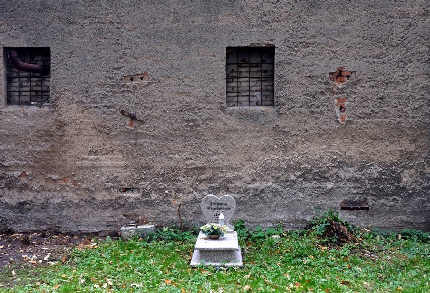 Cmentarze w Człuchowie. Nowy - ładny czysty, stary - opuszczony i zaniedbany