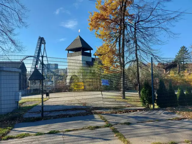 W Parku Śląskim w Chorzowie doszło do niecodziennego zajścia. Nieznany sprawca zerwał ogrodzenie. 

KLIKNIJ W PRAWO, by zobaczyć zdjęcia miejsca zdarzenia.