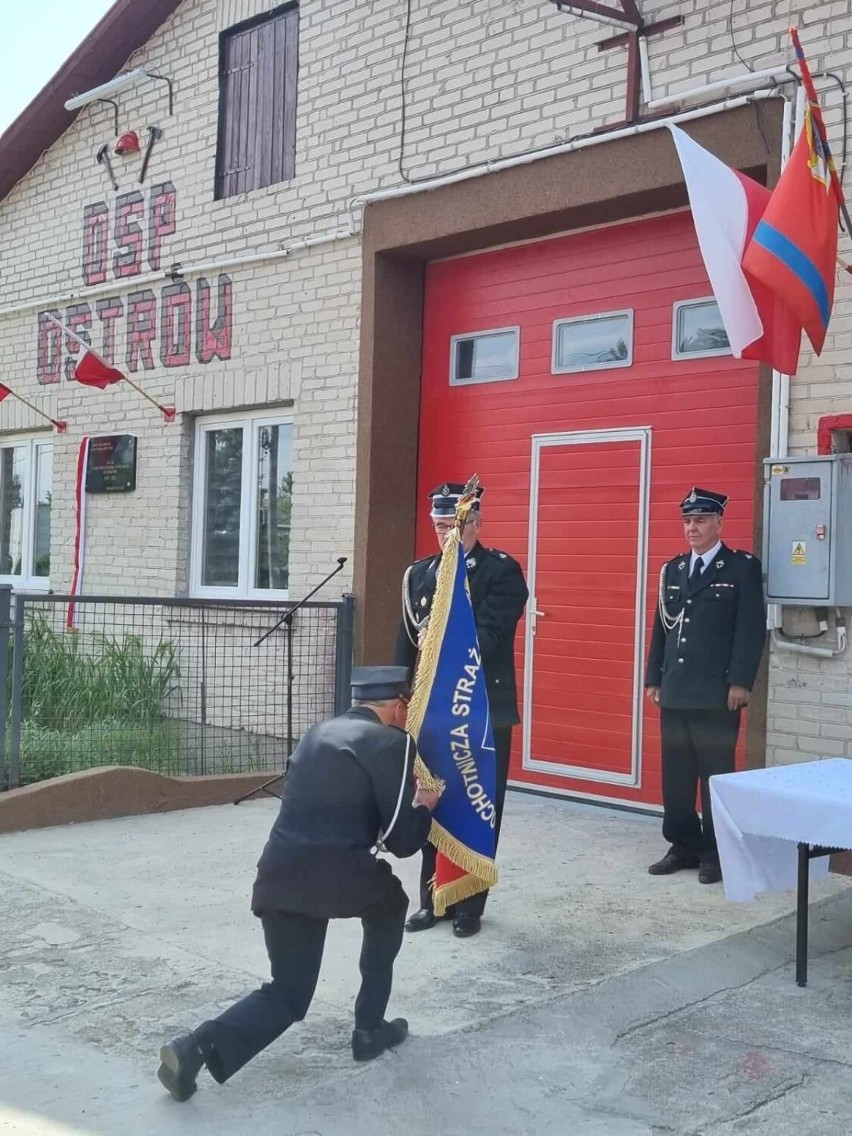 Gmina Dorohusk. Ochotnicza Straż Pożarna w Ostrowie ma swój sztandar i okolicznościową tablicę. Zobacz zdjęcia