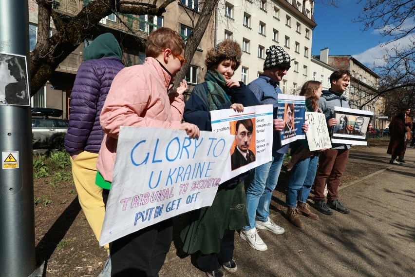 Protest pod rosyjskim konsulatem w Krakowie.