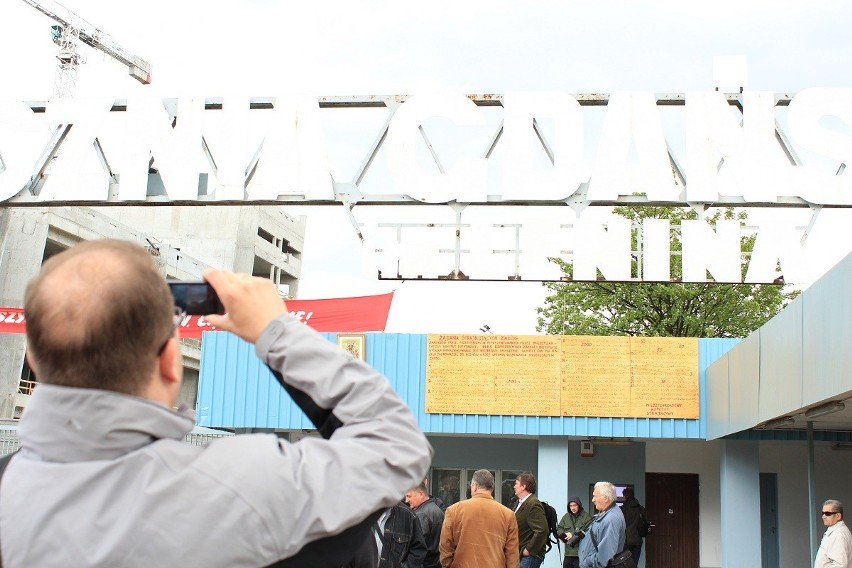 Stocznia Gdańska: Obrzucili bramę im. Lenina czerwoną farbą FILM, ZDJĘCIA