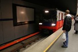 Młody mężczyzna zszedł na tory metra na stacji Pola Mokotowskie