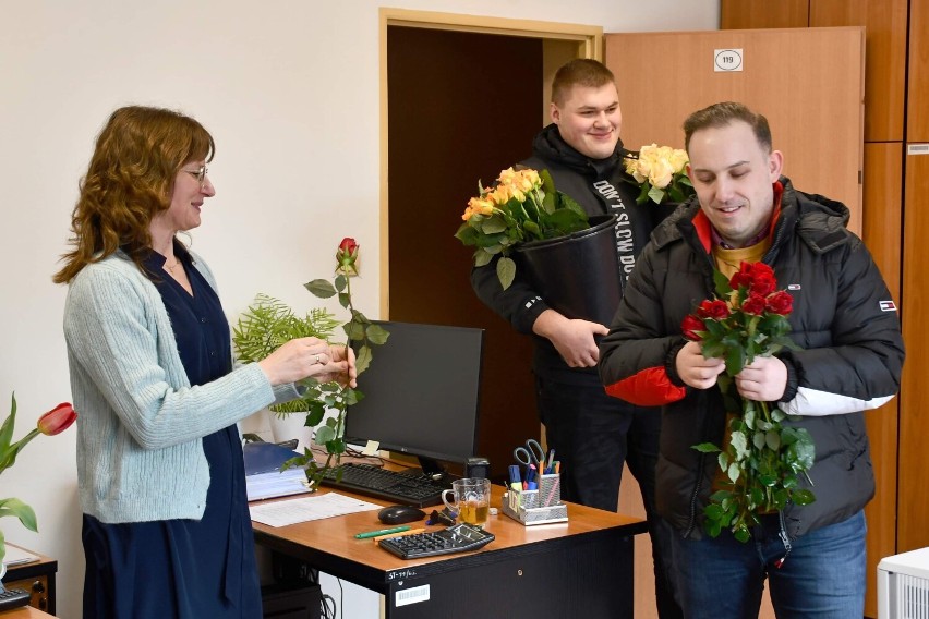 Rozdawali w Wolsztynie róże z okazji Dnia Kobiet