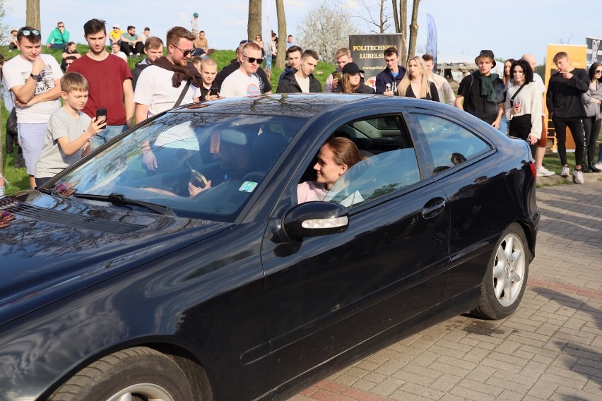 Samochody i motocykle zapełniły tereny zielone Politechniki Lubelskiej. Zdjęcia