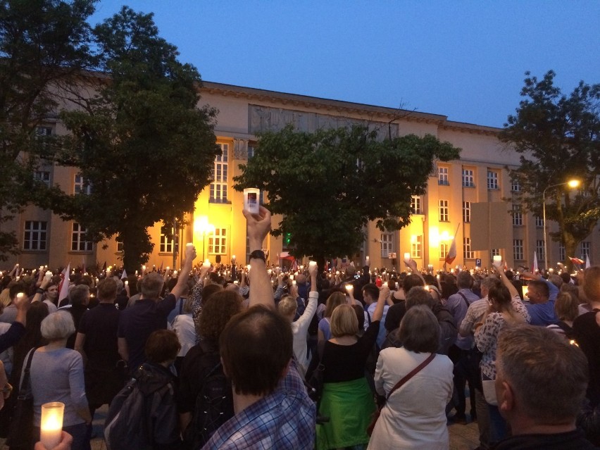 Protest przeciw ustawie o Sądzie Najwyższym. Tłumy przed...