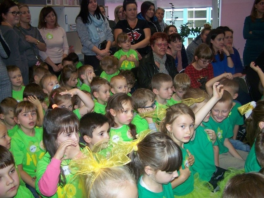 Przedszkolaki z Ostrowca kochają przyrodę. Święto Drzewa obchodziły uroczyście [ZDJĘCIA]