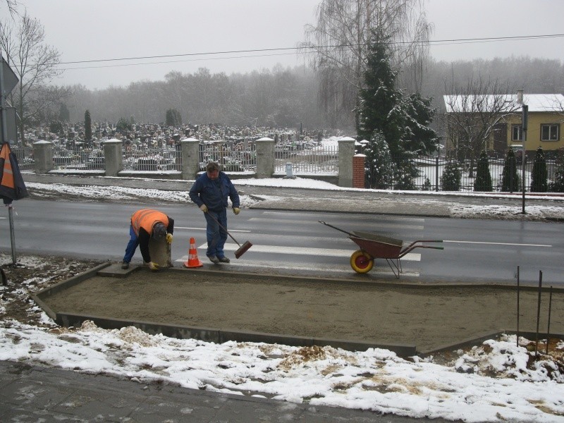MZD koryguje przejścia i łata dziury na drogach w Płocku
