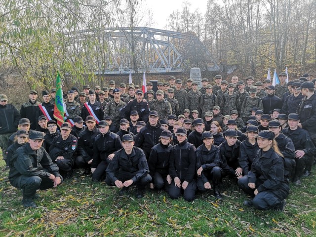 Uczestnicy Rajdu złożyli pod pomnikiem przy Trójkącie Trzech Cesarzy kwiaty, by następnie odśpiewać pieśni patriotyczne i wziąć udział Zobacz kolejne zdjęcia. Przesuwaj zdjęcia w prawo - naciśnij strzałkę lub przycisk NASTĘPNEw wspólnym ognisku.