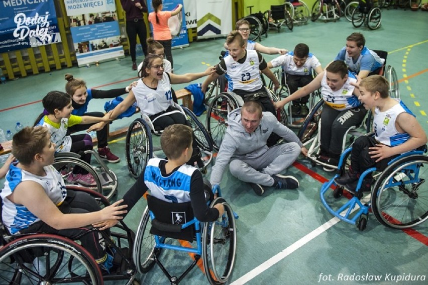 Wakacje dla małych sportowców na wózkach - prezent na Dzień Dziecka