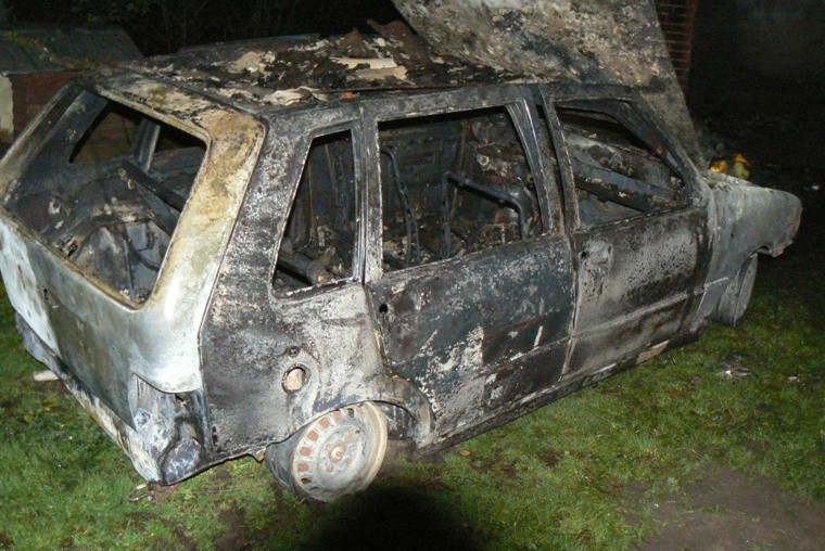 Pożar w Broniszewie. Spłonął samochód w garażu