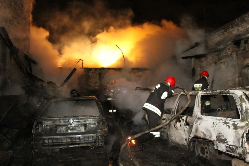 Wrocław: Trzy samochody spłonęły na Świstackiego (ZDJĘCIA)
