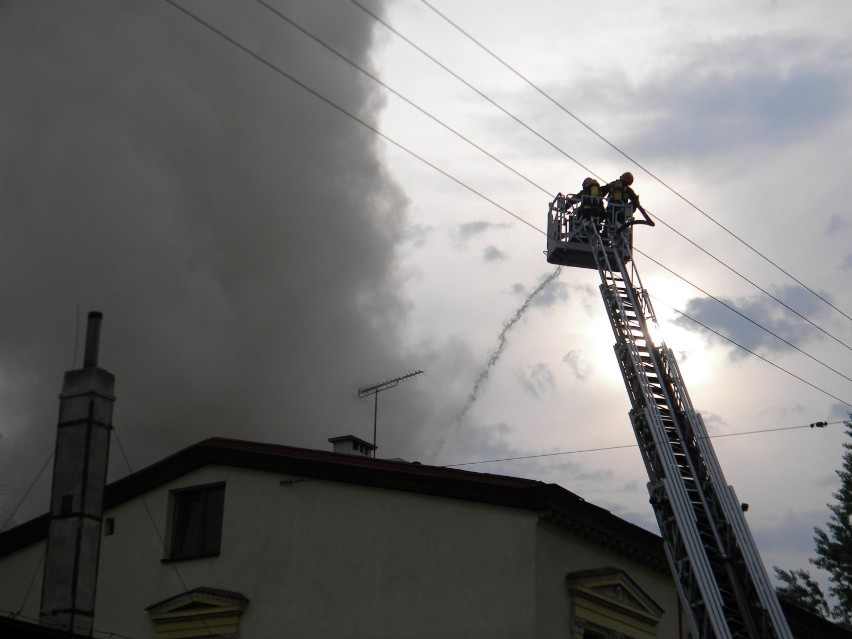 Strażacy gaszą pożar altany i budynku socjalnego przy ul....