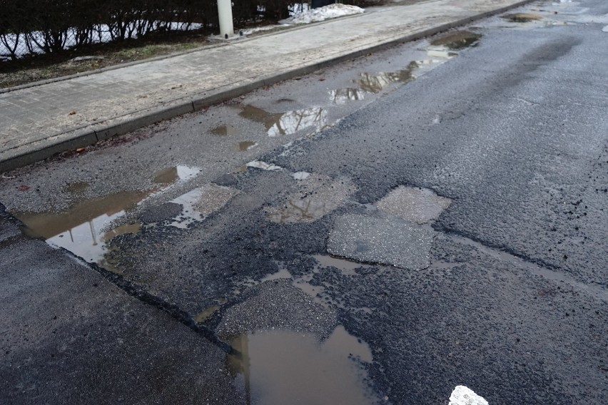 Dziurawe ulice w Rzeszowie po zimie. Bardziej niż dotychczas. Miasto przeznaczy około 2 mln złotych na naprawy