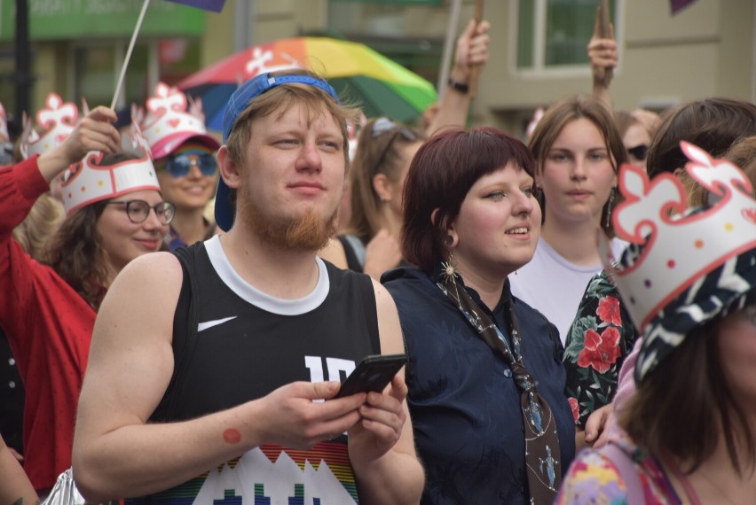 Zakończył się II Marsz Równości w Gnieźnie. Maszerowali w rytm muzyki, a wraz z nimi… kordon policji