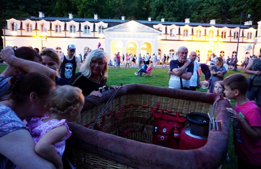 Trwają 17. Międzynarodowe Zawody Balonowe w Nałęczowie. Zobacz zdjęcia z nocnego pokazu balonów w Parku Zdrojowym