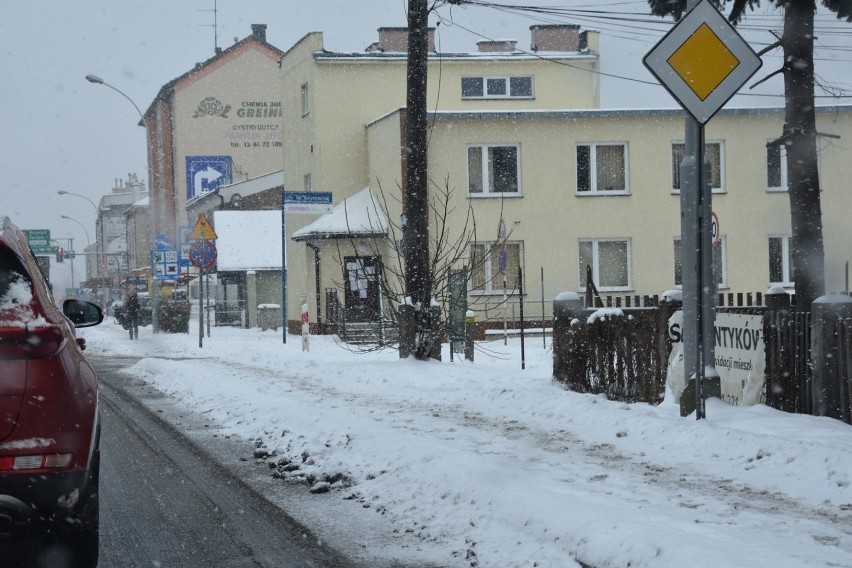 Gorlickie. W regionie z przerwami pada śnieg. Główne drogi są przejezdne, ale na wielu osiedlowych trzeba uważać [ZDJĘCIA]