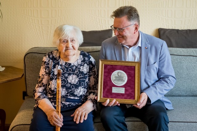 Stuletniej bydgoszczance Leokadii Goździewskiej Medal Unitas Durat Palatinatus Cuiaviano-Pomeraniensis wręczył wicemarszałek województwa Zbigniew Ostrowski