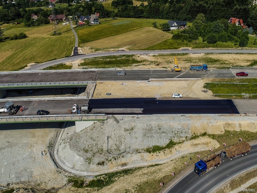 Tunel pod Luboniem Małym na nowej zakopiance będzie gotowy pod koniec roku. Sprawdzamy, ile zostało do zrobienia. Zdjęcia z lotu ptaka