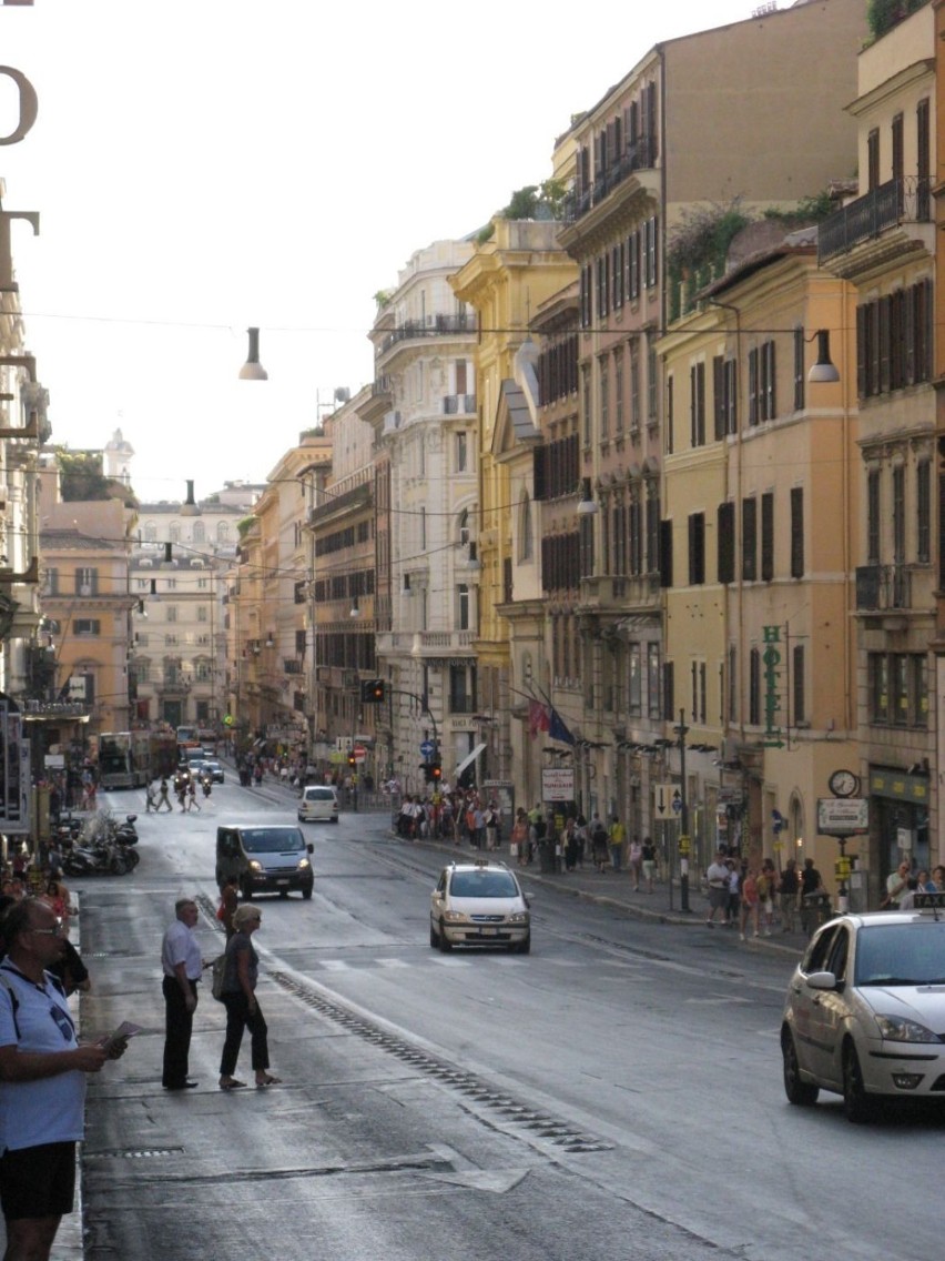 Każda z rzymskich uliczek zachwyca swoim urokiem. fot....