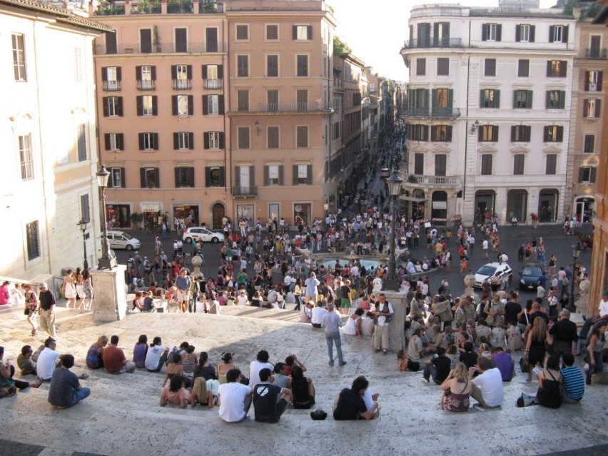 Schody Hiszpańskie na Piazza di Spagna oblegane przez...
