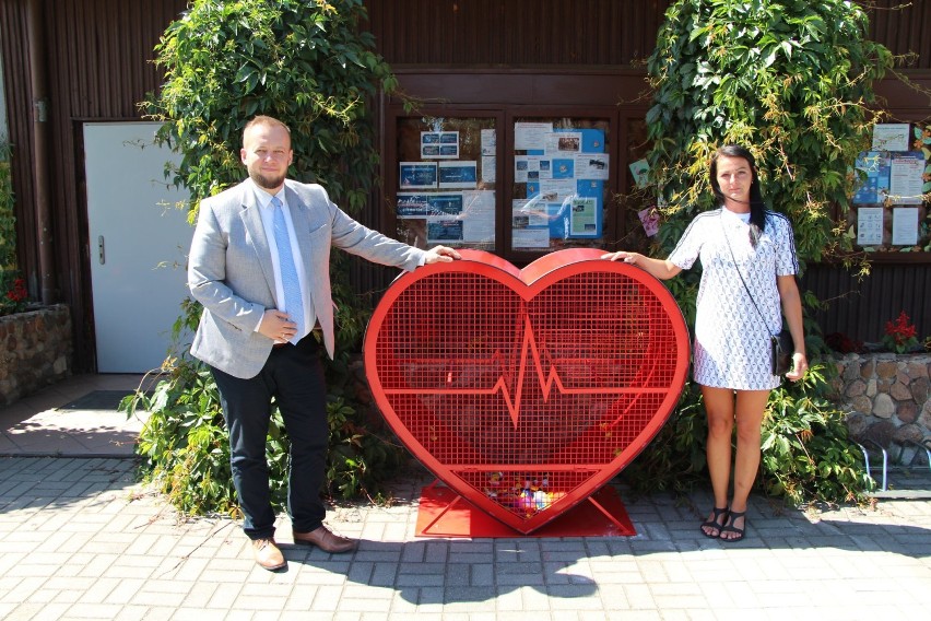 Niechlów. Przy budynku GOK postawiono serce na plastikowe nakrętki. To pomysł jednej z mieszkanek [ZDJĘCIA]