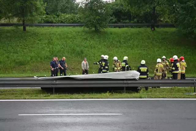 Na DK 94, na granicy gminy Bolesław ze Sławkowem, na jednym pasie ruchu znalazł się blaszany dach