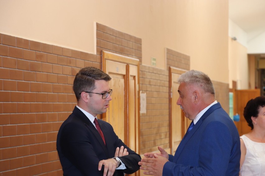 Pół miliona rządowego dofinansowania  na przebudowę szkoły w Cewicach