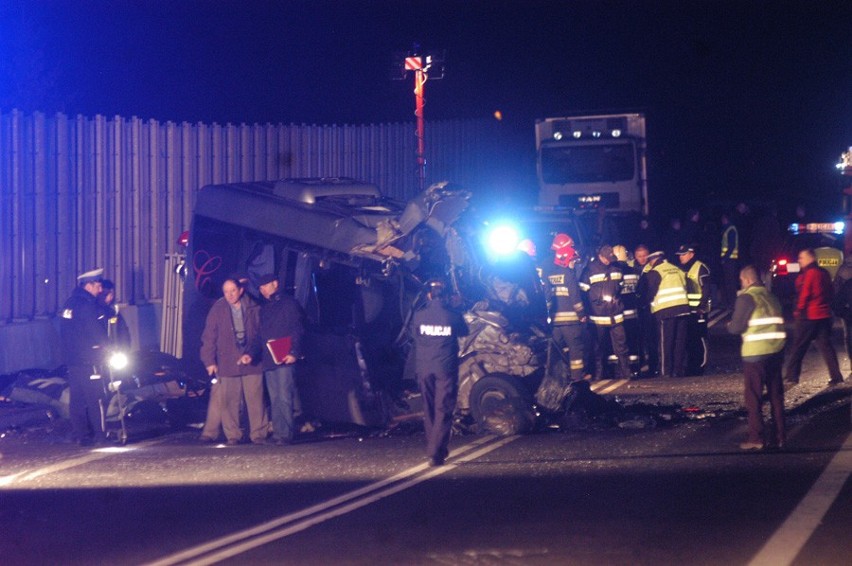 Wypadek busa w Przybędzy pod Żywcem na S-69: 8 osób nie żyje, są ranni [ZDJĘCIA, WIDEO]