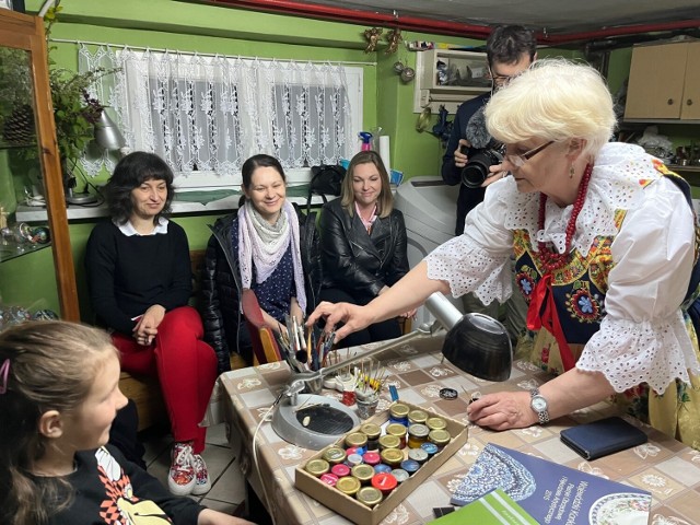 Małgorzata Mateja rozpoczęła szkolenie z tradycyjnego kroszonkarstwa i malowania wzoru opolskiego na porcelanie