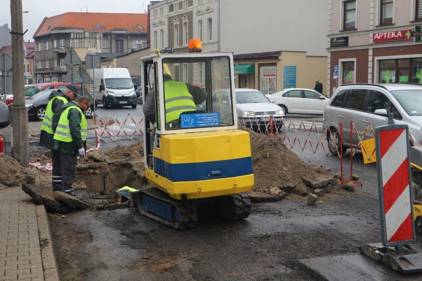 Trwa remont drogi na placu Karola Marcinkowskiego - są utrudnienia [ZDJĘCIA] 
