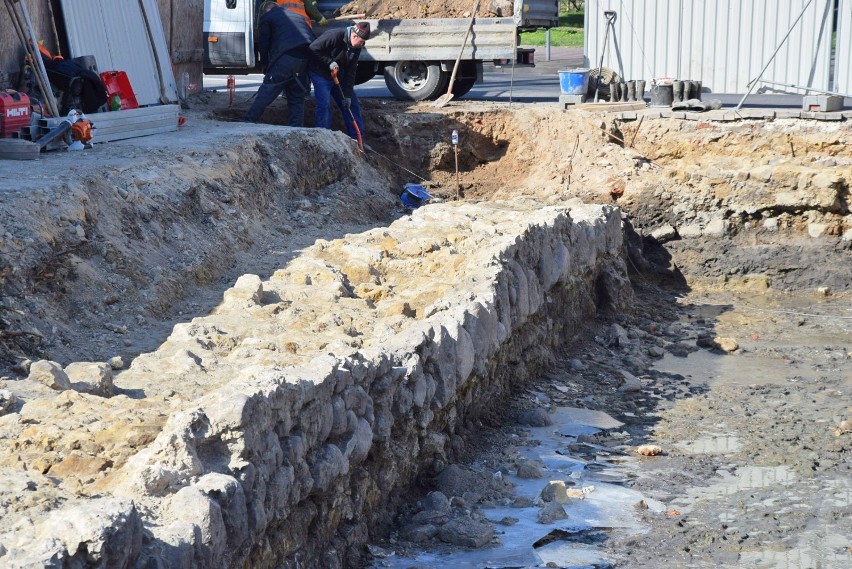 Odkrycia archeologiczne przy Śląskiej w Wieluniu. Odsłonięto 30 metrów muru obronnego ZDJĘCIA