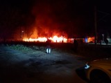 Ogromny pożar hali magazynowej w Kętach. Z ogniem walczy 16 zastępów straży pożarnej. Kolejne są już w drodze [ZDJĘCIA]