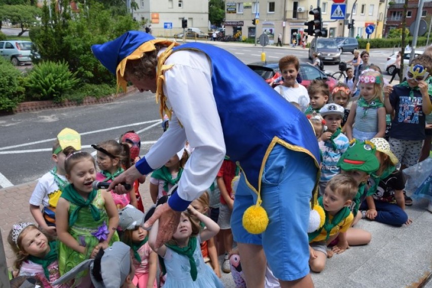 Pruszcz Gdański: Zabawą i barwnym pochodem przedszkolaki zakończyły Festiwal Książki Dziecięcej w pruszczańskiej bibliotece [ZDJĘCIA, WIDEO]