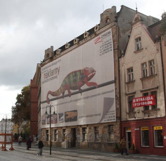 Na razie brzydką elewację kamienicy, w której może powstać tani hotel, przysłania reklama.