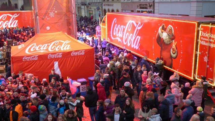 Ciężarówki Coca-Coli ruszyły w Polskę. Bydgoszczanie bawili się na Starym Rynku [zdjęcia, wideo]