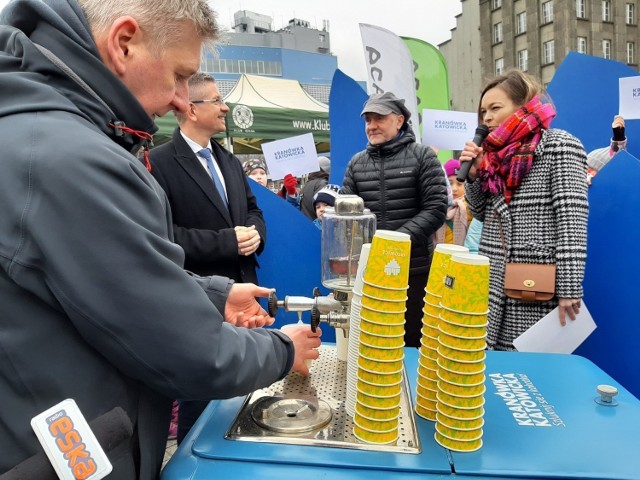 Saturator na rynku w Katowicach. Inauguracja kampanii "Szluknij sie z kokotka",  która ma zachęcać katowiczan do picia wody z kranu