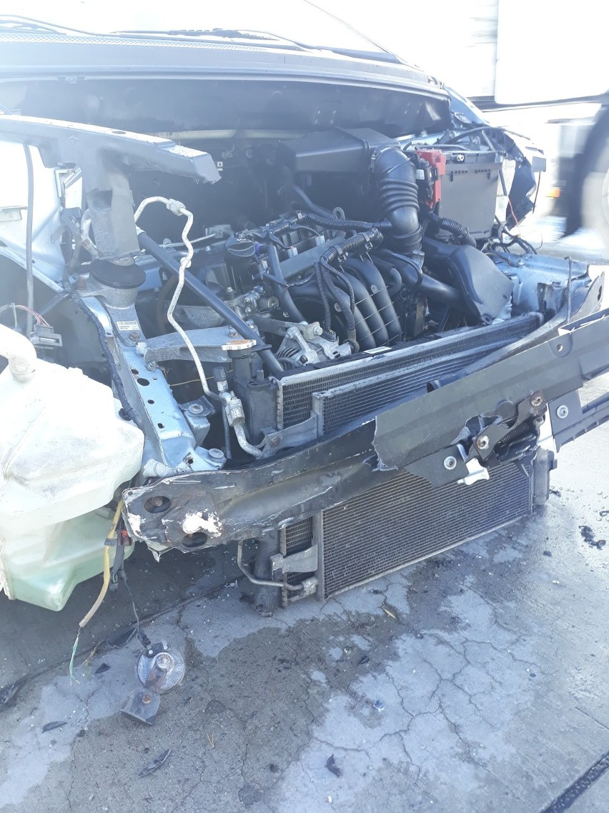 Wypadek na S8 koło Tomaszowa Mazowieckiego. Zderzenie samochodu osobowego z ciężarówką [ZDJĘCIA]