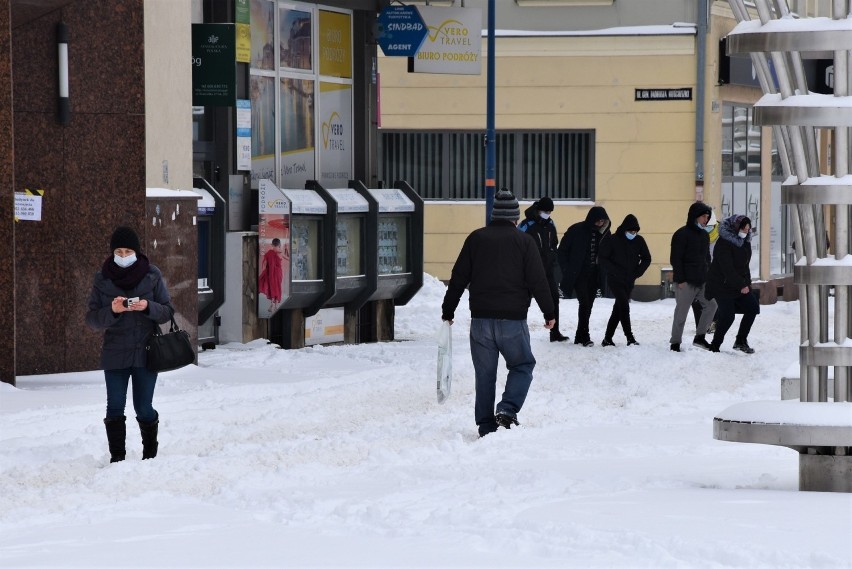 Opole. Chodniki w centrum miasta do południa były pełne...