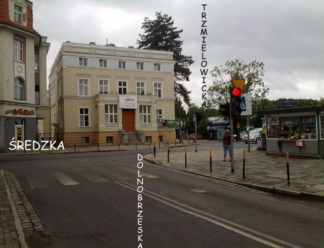 Zdjęcie przedstawia  skrzyżowanie ulicy Dolnobrzeskiej , Średzkiej oraz Trzmielowickiej .Widoczny w prawo wyjazd w kierunku Środy Śląskiej oraz Zielonej Góry natomiast w lewo do Centrum miasta .