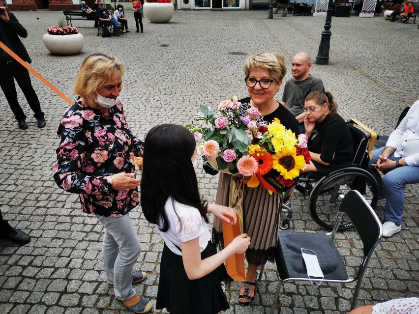 Elżbieta Greczycho odebrała przy ratuszu tytuł Honorowego Obywatela Gminy Świebodzin