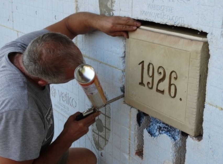 Podczas remontu przedszkola w Krzanowicach odnaleźli kapsułę czasu z 1926 roku!