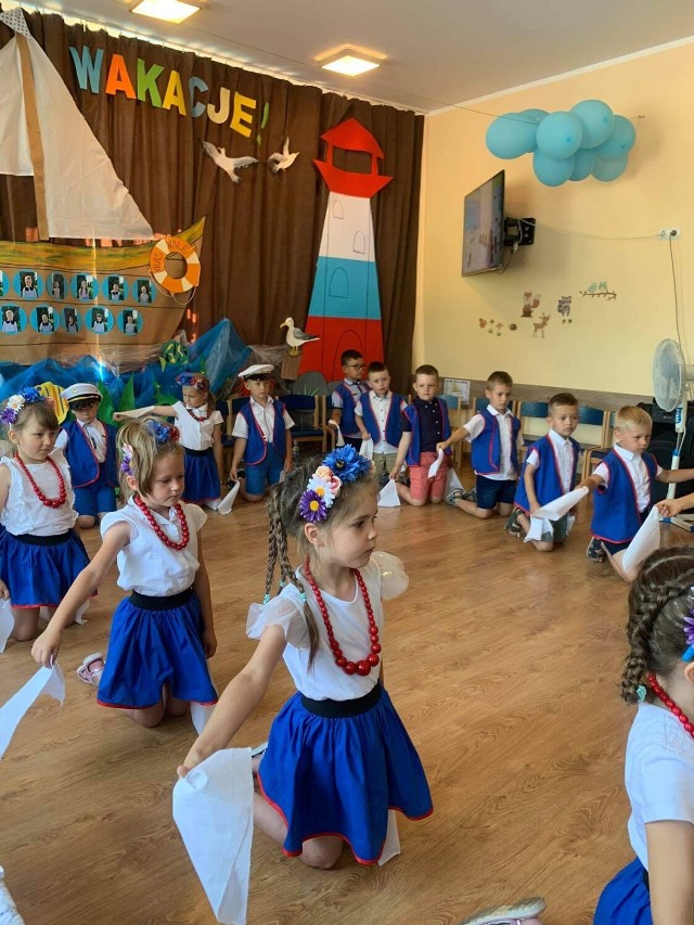Krasnale i Kasztaniaki z przedszkola w Karnkowie powitały wakacje