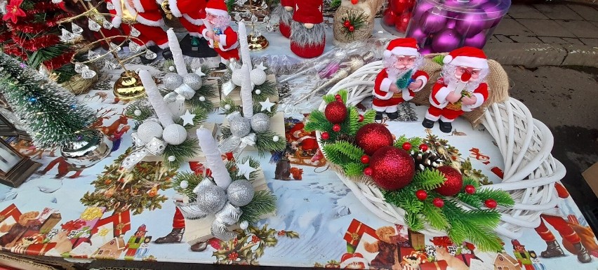 Na kieleckich bazarach czuć już magię świąt Bożego Narodzenia! Są choinki, bombki i stroiki - zobacz zdjęcia