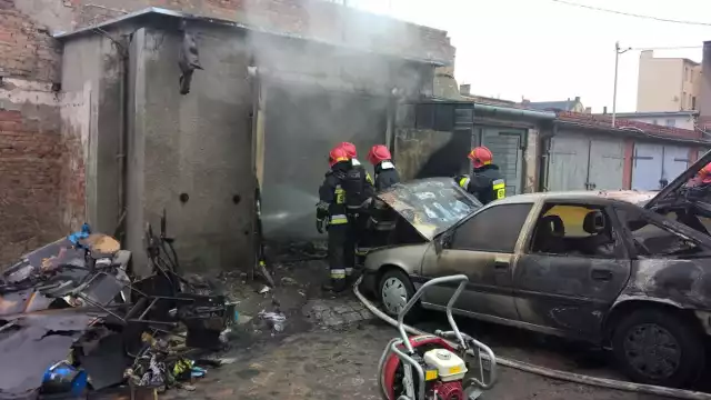 Jedna osoba poparzona, spalony garaż i samochód - to skutki pożaru, który wybuchł na podwórzu kamienicy przy ul. Toruńskiej w Grudziądzu.