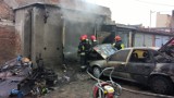 Garaż i samochód spłonęły przy ul. Toruńskiej. Jedna osoba ranna [zdjęcia]