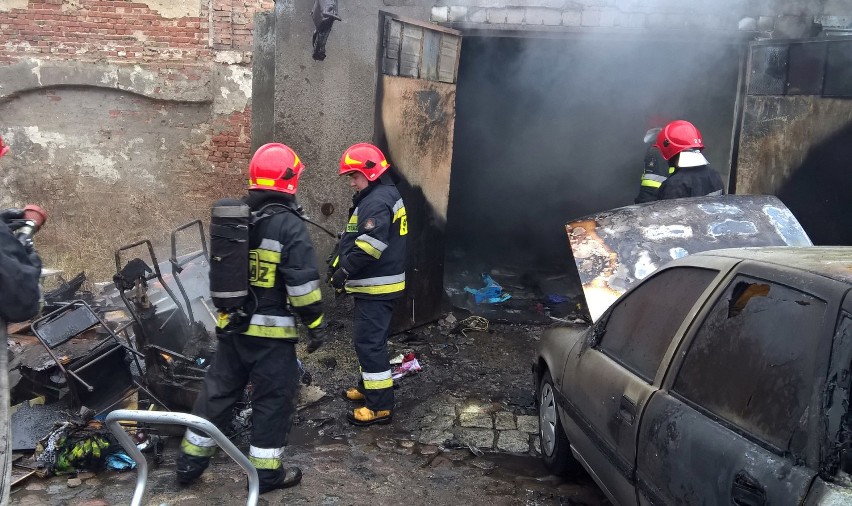Garaż i samochód spłonęły przy ul. Toruńskiej. Jedna osoba ranna [zdjęcia]